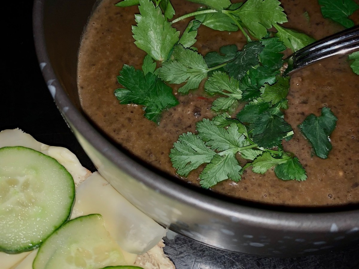 Snabblagad och smakrik soppa med röd curry och svarta&nbsp;bönor