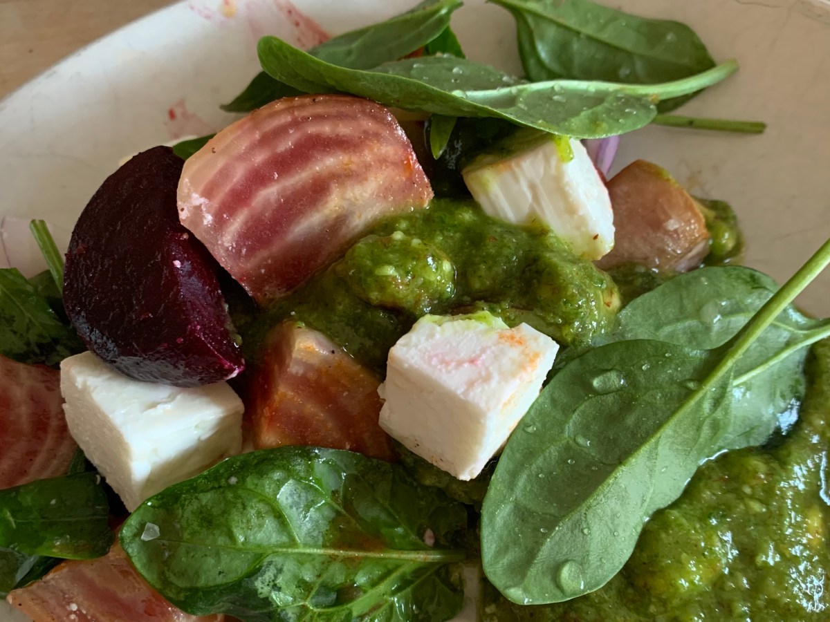 Varm rotfruktssallad med feta och&nbsp;grönkålspesto