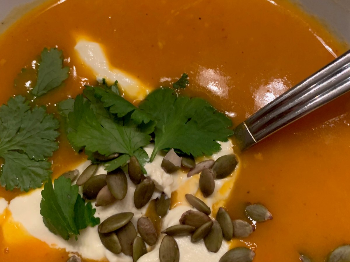 Het och syrlig pumpa- och&nbsp;morotssoppa