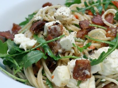 Limespagetti med bacon, feta och&nbsp;kapris