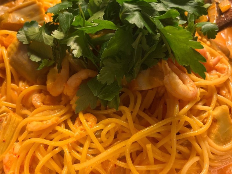 Saffranspasta med räkor och&nbsp;kronärtskocka