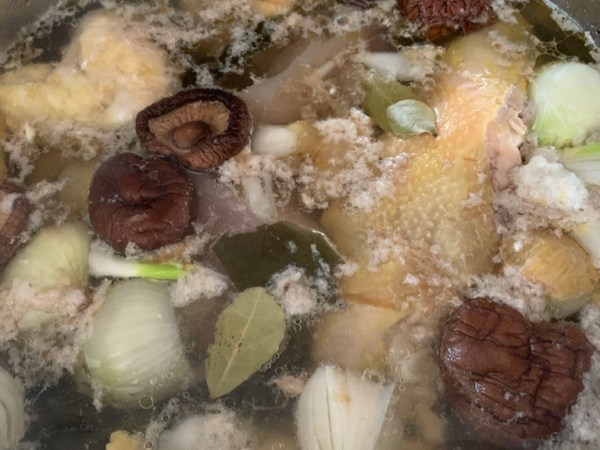 Ramenbuljong på kyckling och&nbsp;fläsk