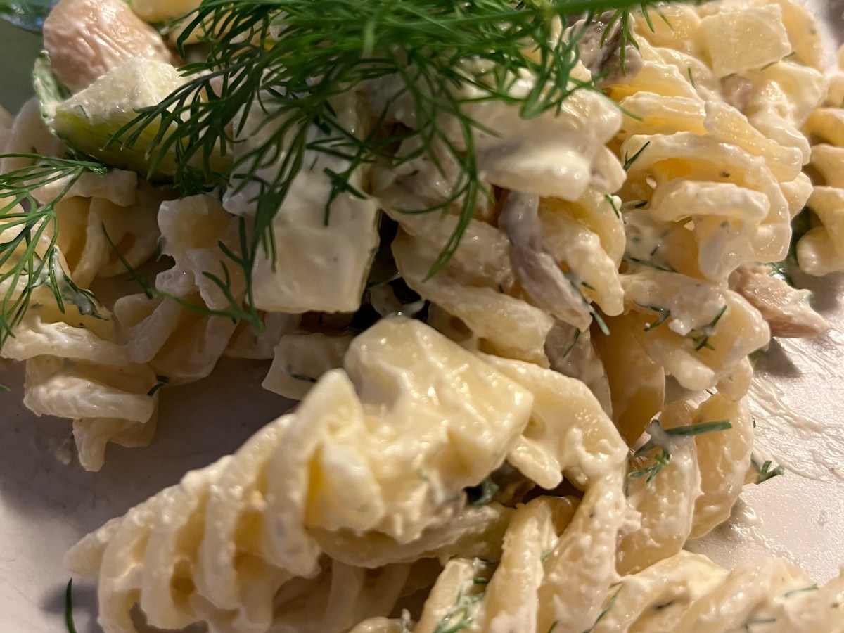 Krämig pastasallad med äpple, dill och&nbsp;ost