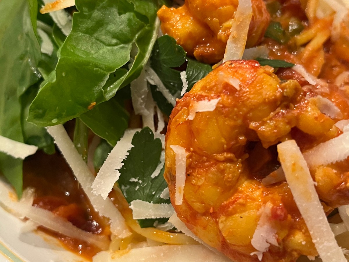 Skaldjurspasta med tomat, saffran och&nbsp;kapris