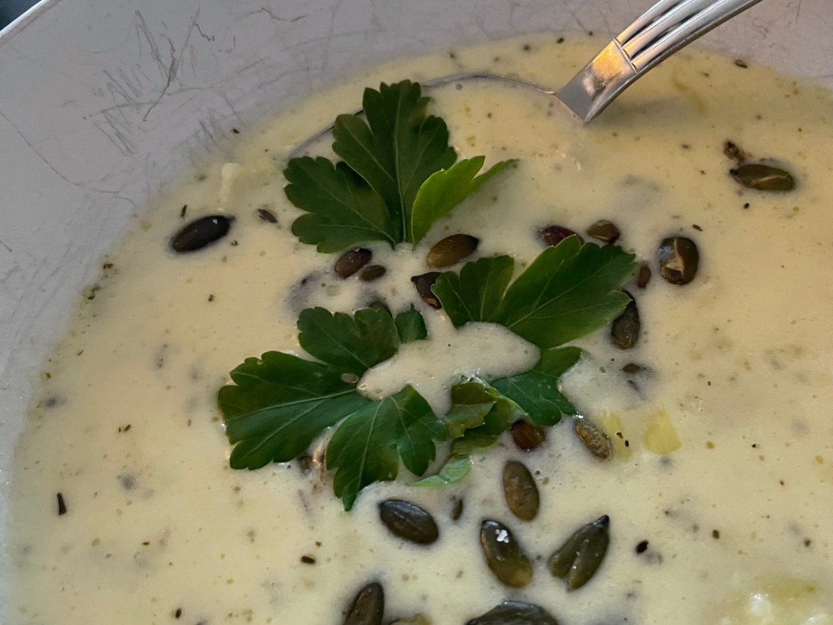 Potatis- och purjolökssoppa med&nbsp;örter